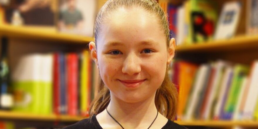 Jenny mit Buchgeschenk und Urkunde