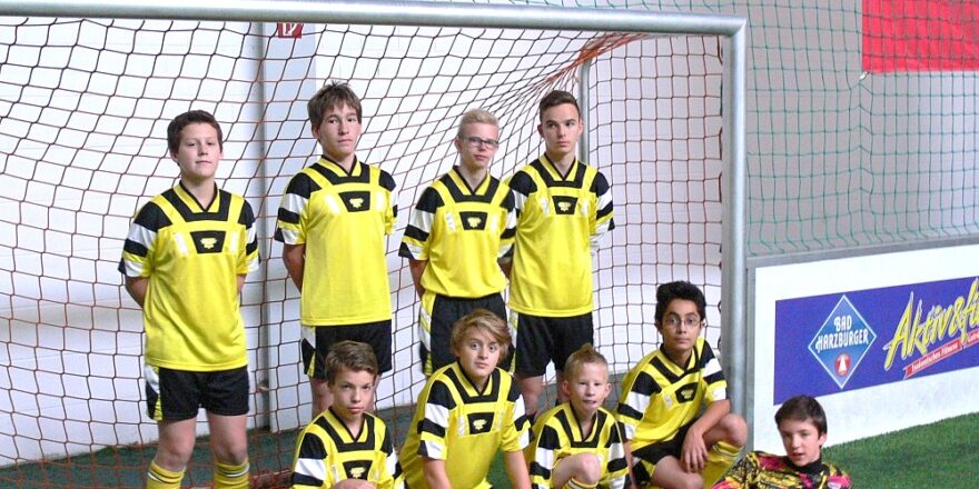 Die Fußballmannschaft der Johannes-Vatter-Schule: Thomas, Andreas, Mario, Richard, Julian, Jeremias, Leon, Metin und Julian