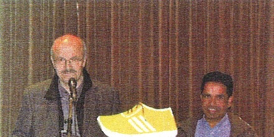 Herr Drach übergibt Herrn Adhikari das gespendete Geld. Die Elternschaft2.671,62 € wurden für die Gehörlosenschule in Nepal gespendet.