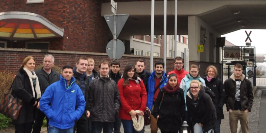 Die Berufsschüler der Johannes-Vatter-Schule vor dem Werkstor bei EVONIK in Darmstadt