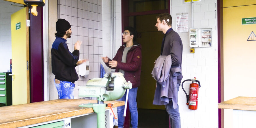 Filmszene: Probearbeiten im Betrieb, mit Gebärdendolmetscher