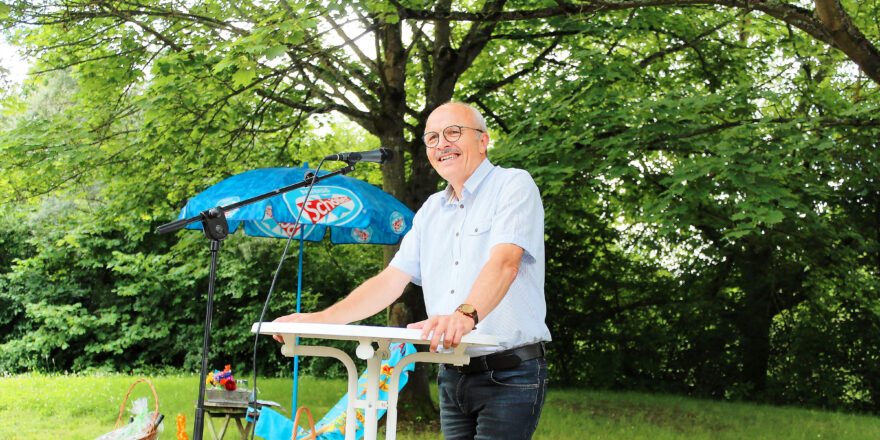 Herr Drach verabschiedet sich von allen Schülerinnen und Schülern mit einer kleinen Rede.