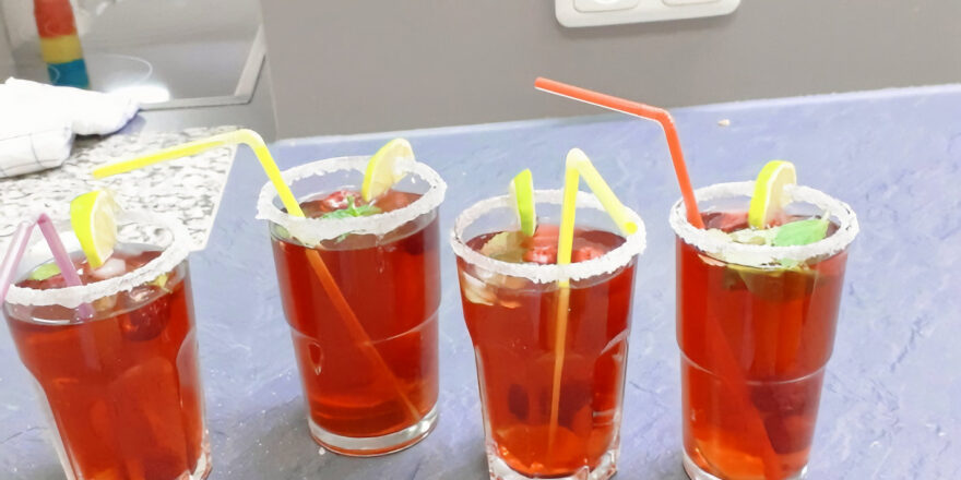 Himbeer-Limetten-Eistee mit Himbeeren