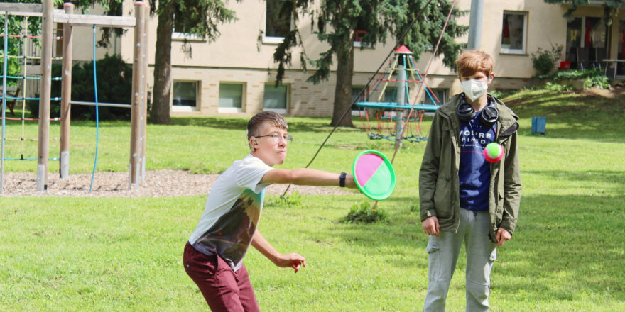 Der Klettball fliegt auch über weite Entfernungen und ist gar nicht so leicht zu fangen