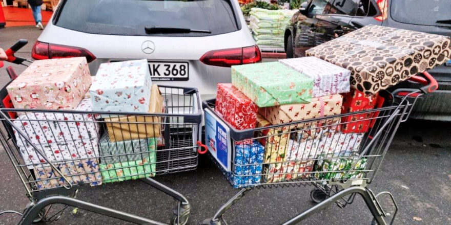 25 Geschenkpakete für die die Stiftung Kinderzukunft haben die Kinder der Johannes-Vatter-Schule dieses Jahr mitgebracht und weihnachtlich verpackt.
